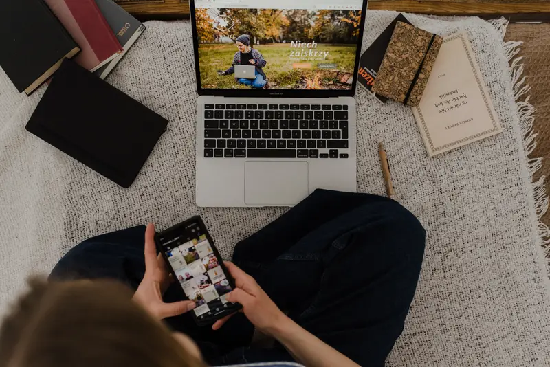 Laptop z otwartą platformą kursu Norweski z Iskrą